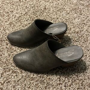 NWT Seven7 shoes